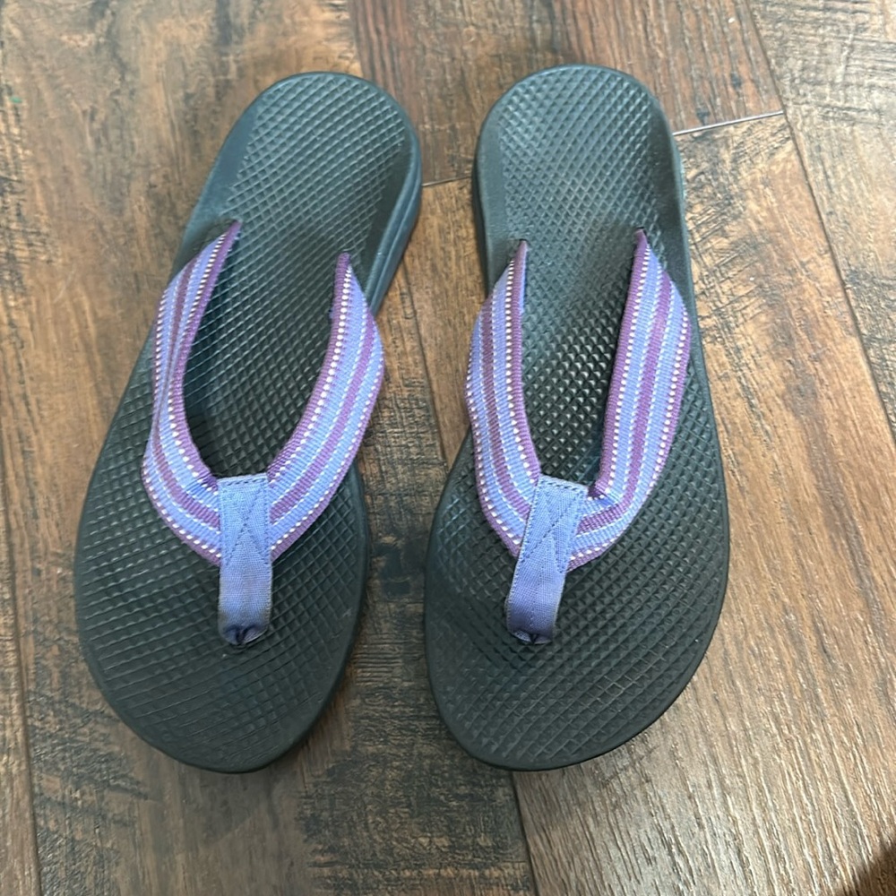 Chaco purple flip flops w8